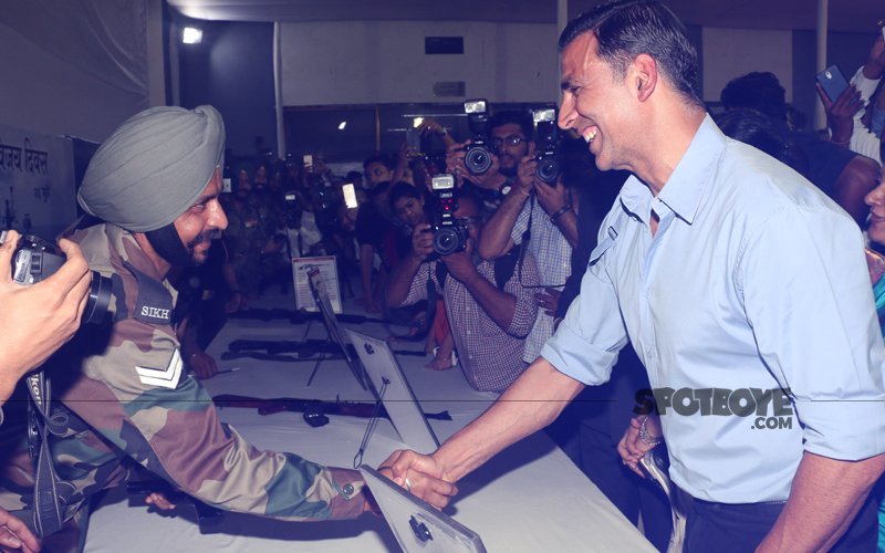 Akshay Kumar Interacts With Soldiers As They Celebrate Kargil Vijay Diwas