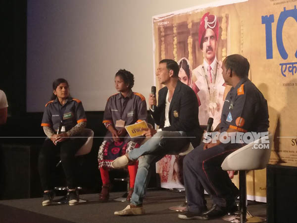 akshay kumar with clean up workers at toilet ek prem katha promotion akshay kumar with clean up workers at toilet ek prem katha promotion