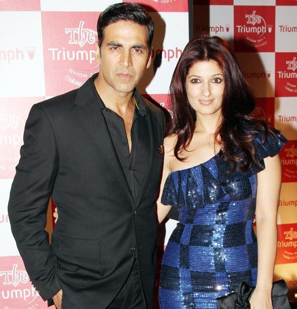 akshay kumar and twinkle khanna pose at an event