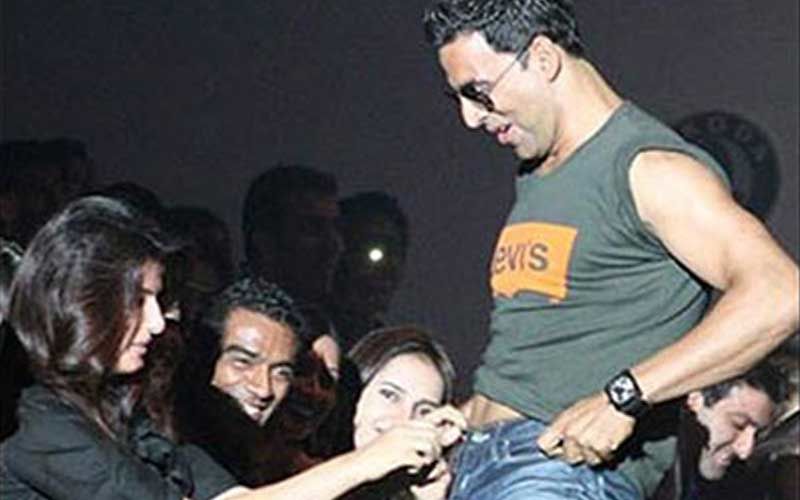 Blast From The Past: When Twinkle Khanna Was Arrested For Unzipping Akshay Kumar’s Jeans In The Middle Of A Show