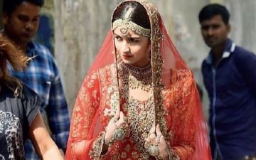 क्या फिल्म कलंक के सेट से एक बार फिर आलिया भट्ट का लुक हुआ लीक? तस्वीर देखने लायक