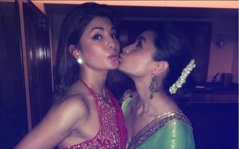 After Reuniting With Sidharth Malhotra, Alia Bhatt KISSES Jacqueline Fernandez