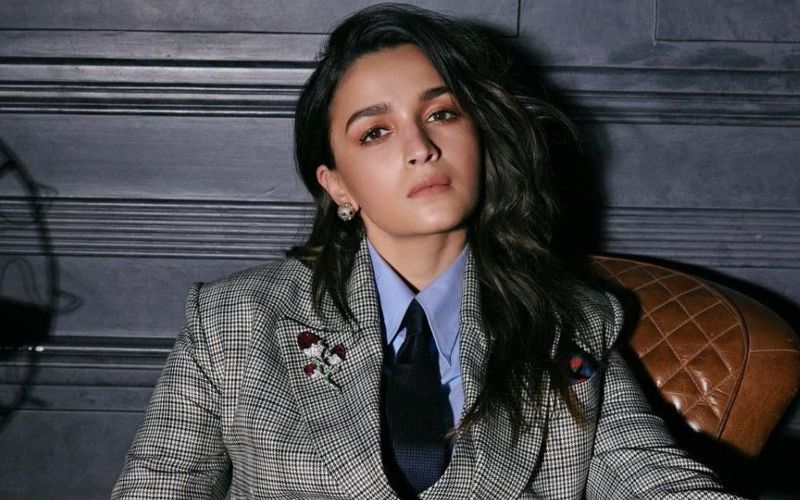 Alia Bhatt Reveals What Happens In ‘2.3 Seconds’ She Is Left Alone With A Gorgeous Poolside Selfie With NO Makeup-DETAILS INSIDE