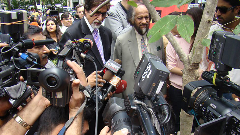 amitabh bachchan surrounded by media