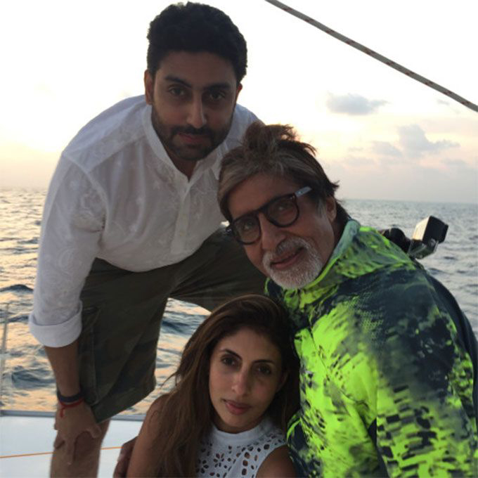 amitabh bachchan with abhishek bachchan and shweta bachchan nanda