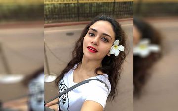 Amruta Khanvilkar's Curvy Look In A Hot Green Saree Making Heads Turn