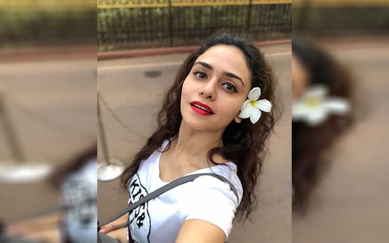 Amruta Khanvilkar's Curvy Look In A Hot Green Saree Making Heads Turn