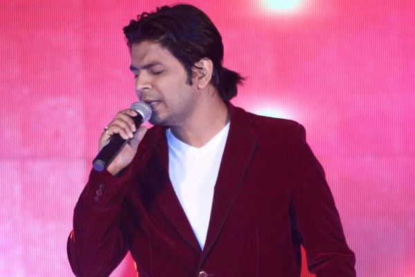 ankit tiwari singing on stage