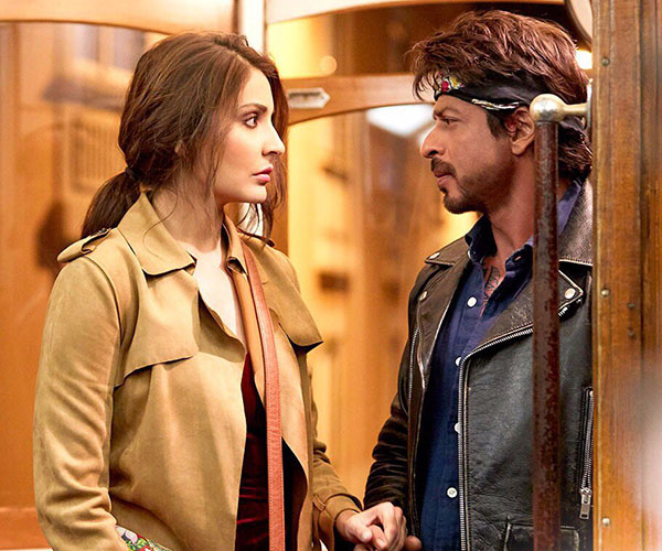 anushka sharma and shah rukh khan in an nintense scene from jab harry met sejal