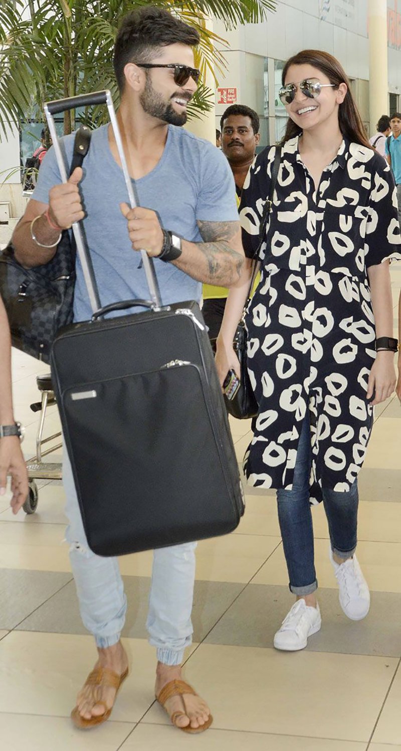 anushka sharma and virat kohli gofing around at the airport