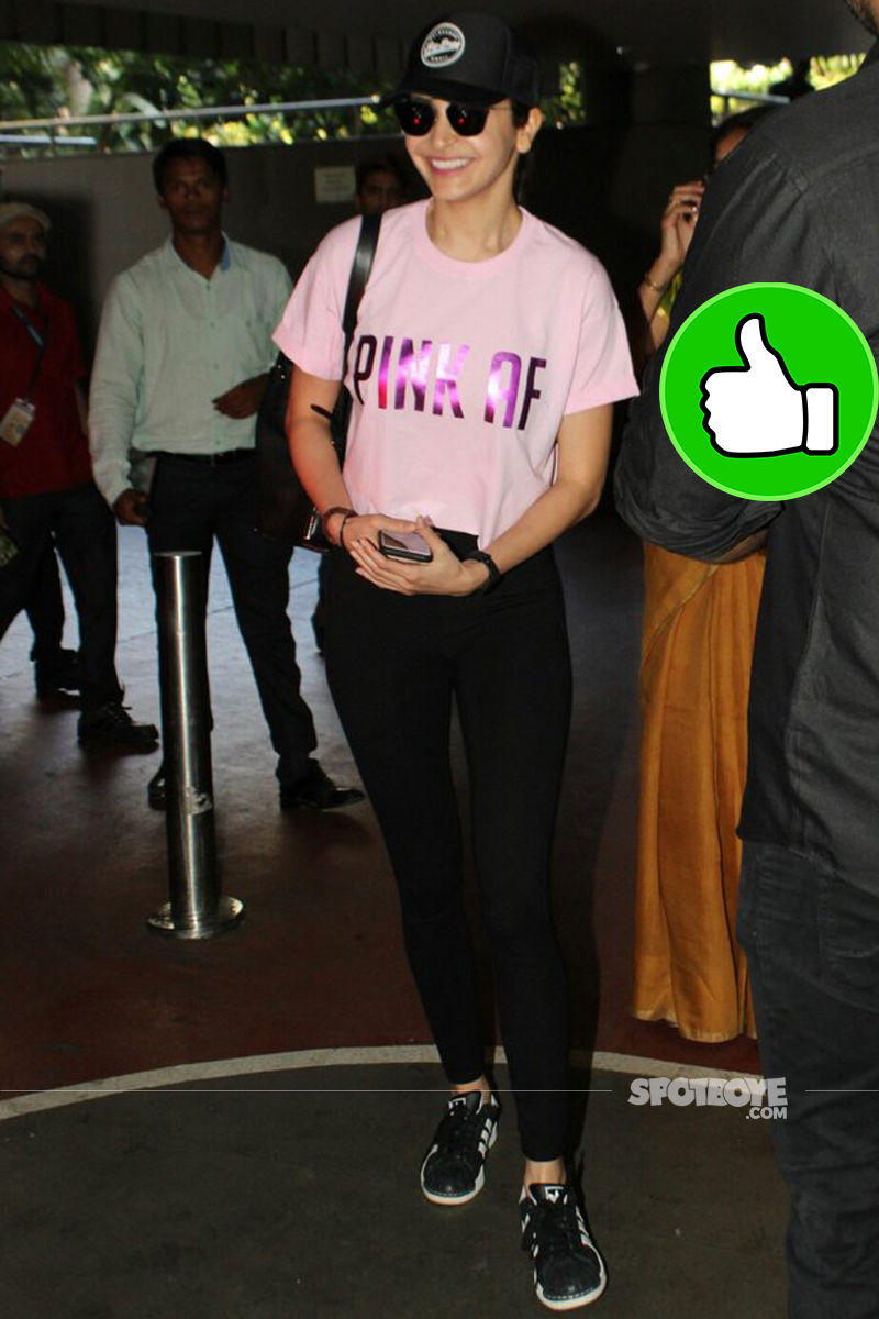 anushka sharma at mumbai airport