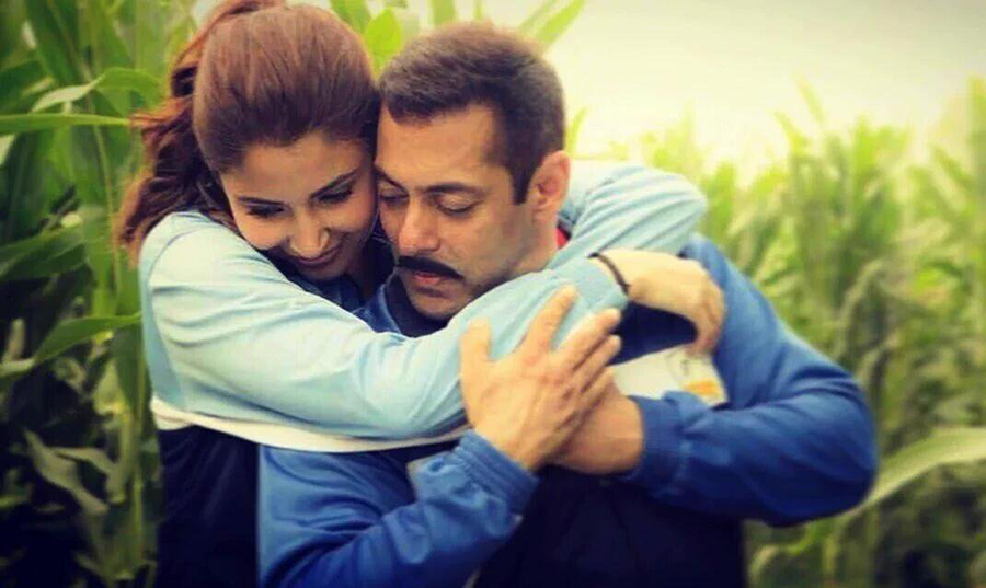 anushka sharma hugs salman khan in sultan