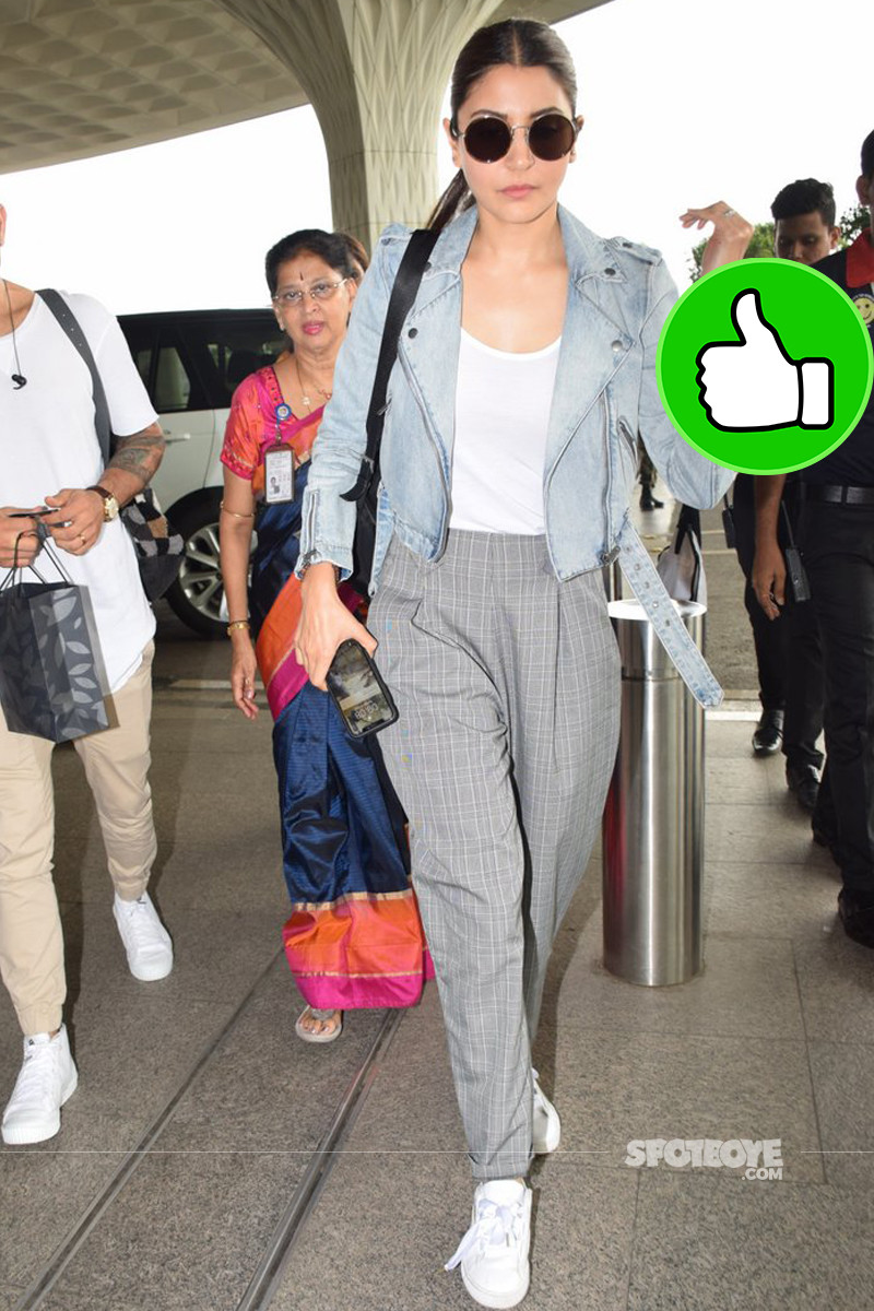 anushka sharma snapped at the airport