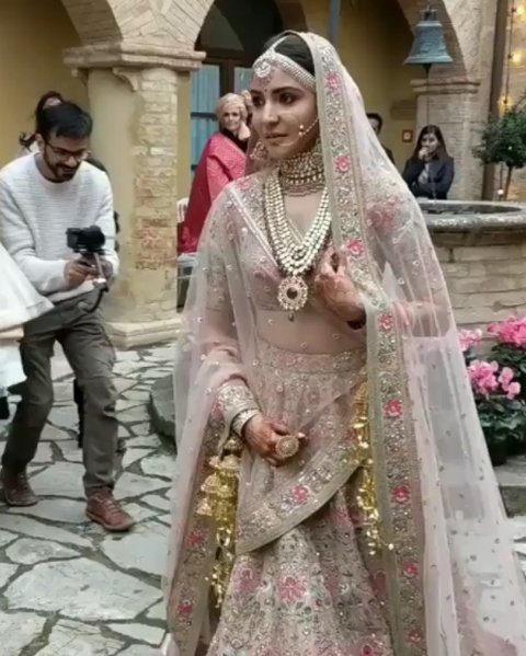 anushka sharma wedding outfit