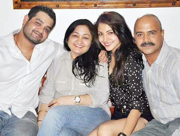 anushka sharma with her family