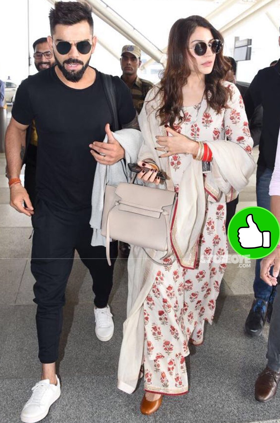 anushka sharma with virat kohli at the airport