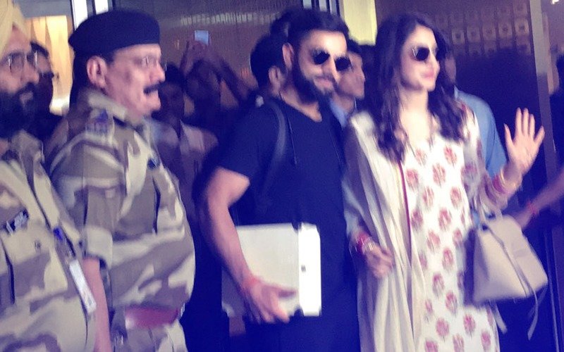 CHAOS As Virat- Anushka Land In Mumbai, Crowd Goes BERSERK