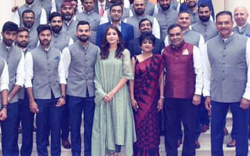 भारतीय उच्चायोग में टीम इंडिया के साथ नज़र आई अनुष्का शर्मा, मचा बवाल