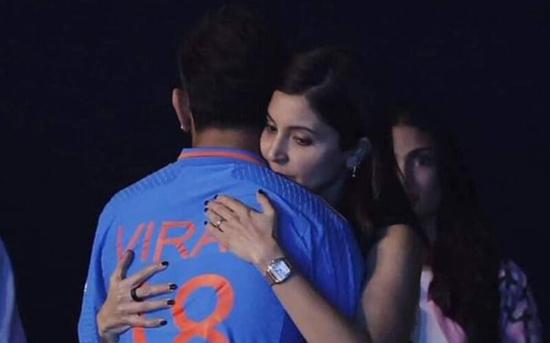 Anushka Sharma Hugs Hubby Virat Kohli After India’s Defeat Against Australia In The World Cup 2023 Finals; Netizens Cheer Them