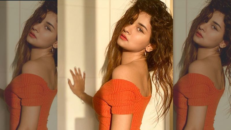 Siddharth Nigam’s Rumoured GF Avneet Kaur Looks Sizzling As She Paints The Town Orange; Calls It A Vibe