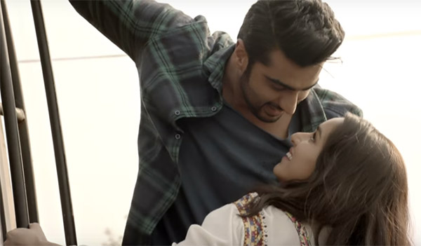 arjun kapoor and shraddha kapoor in a romantic pose climbing the bus in a still from half girlfriend