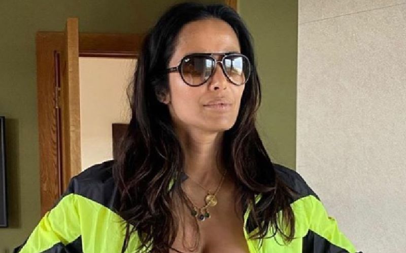 Padma Lakshmi Goes 'All Supported' While Showing Off Her Smoldering Hot Bod In Latest Pic Channeling 'Miami Vice'; Ooh La La