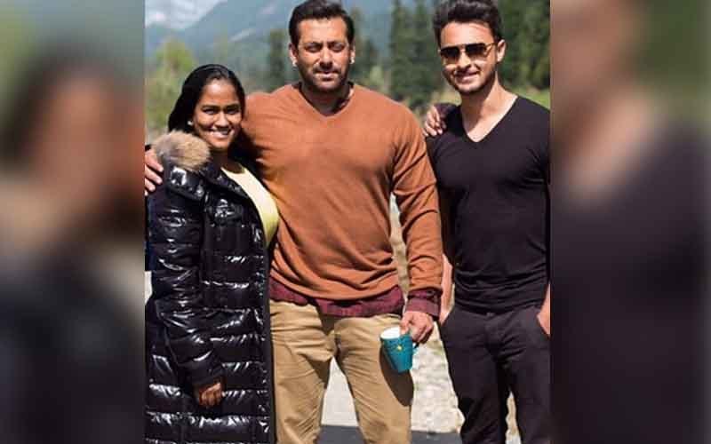 Arpita Joins Salman And Aayush In Kashmir