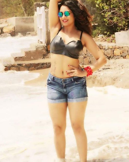 arshi khan by the beach