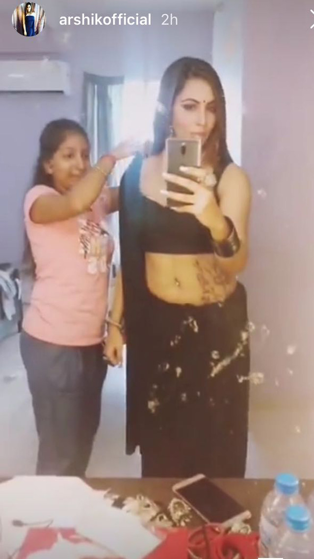 arshi khan getting ready for her shoot