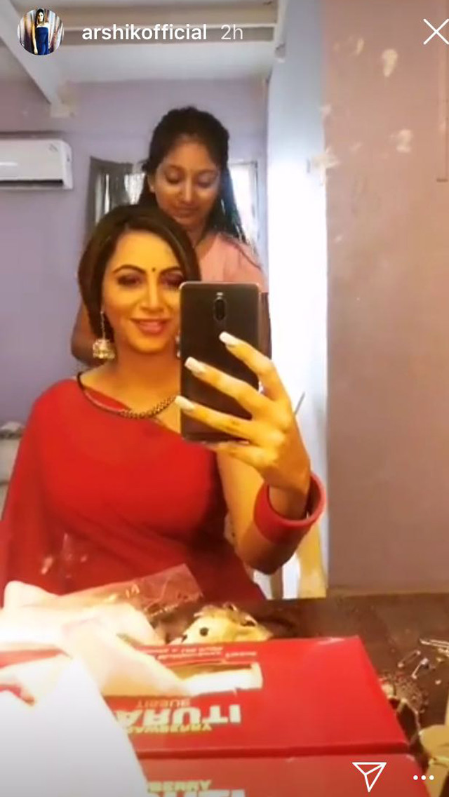 arshi khan poses for a selfie