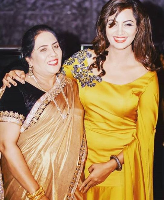 arshi khan with her mother at the party