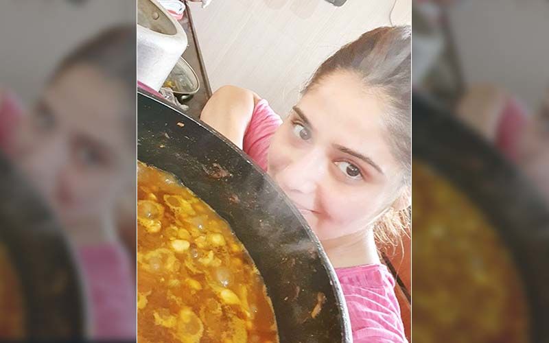Bigg Boss 13’s Arti Singh Cooks For Herself For A Change In Self Quarantine Phase; Is Any One Up For Imli Wale Chole?