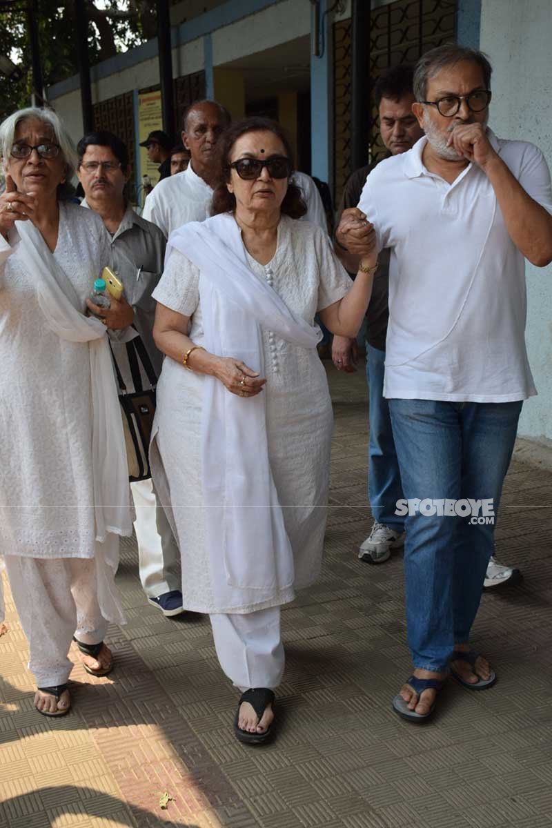 asha parekh makes way to the cemetary