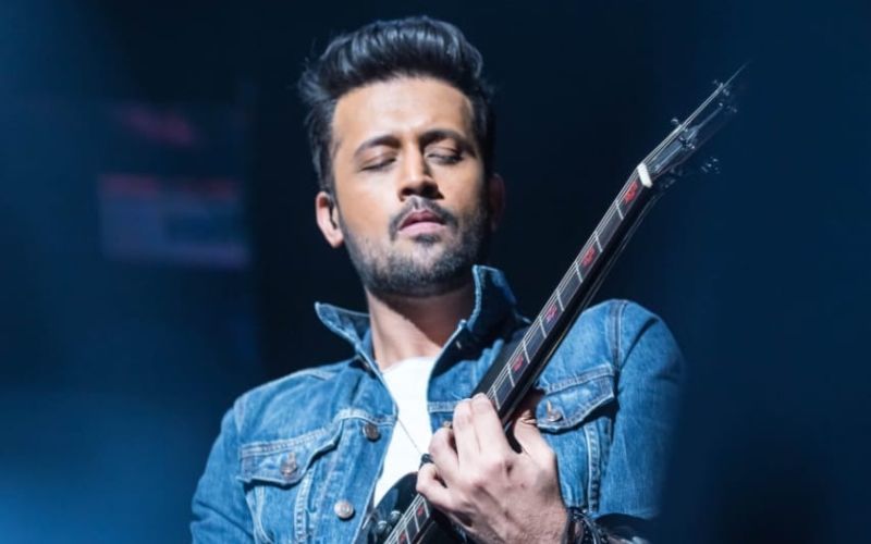 Atif Aslam Tried To Copy Arijit Singh With His Noble Gesture On-Stage? Internet Is Divided Over Singer’s Actions-READ BELOW