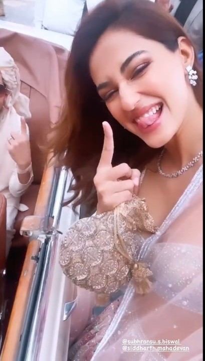 409px x 719px - Disha Patani Dances On Dhol Beats At Her Friend's Baraat, Stuns In Her Desi  Avatar; Mira Rajput Has A Blast At Her Bestie's Wedding