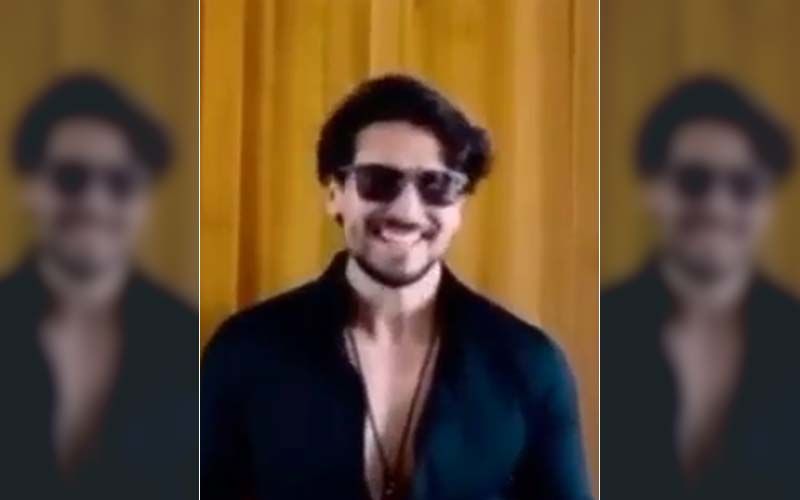 I For India: Tiger Shroff Croons 'Roop Tera Mastana' Wearing A Black Shirt And Sunnies LIVE In Concert