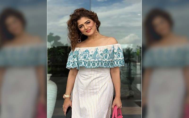 Srabanti Chatterjee Shares An Adorable Picture With Her Dogs