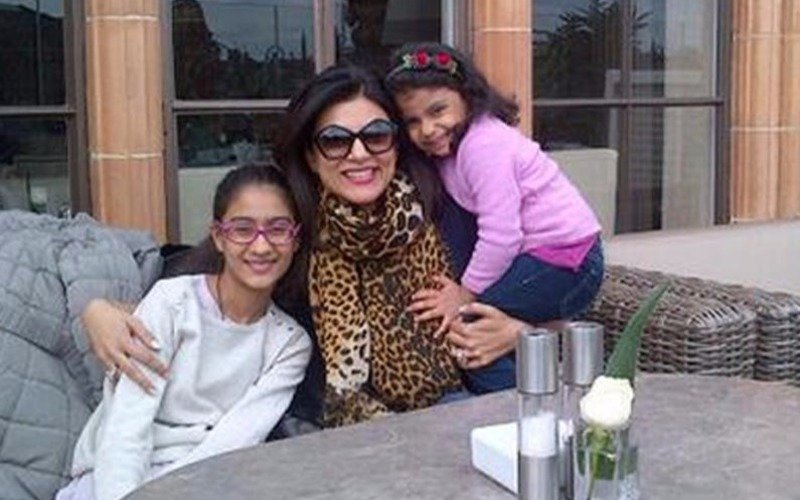 Sushmita goes scuba diving with her daughters