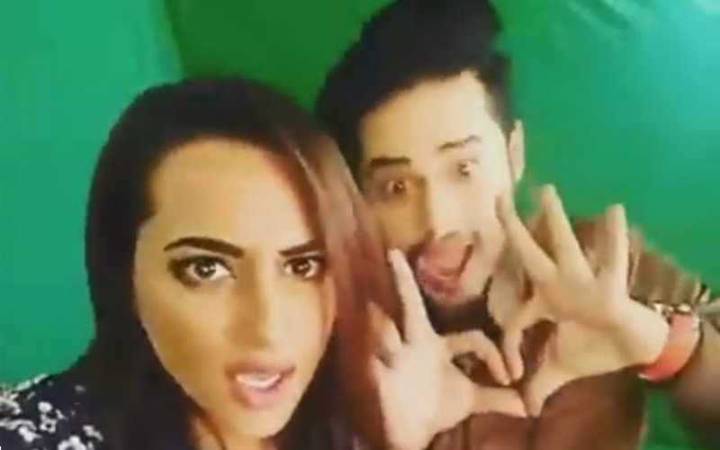 Sonakshi Sinha and our host Shardul Pandit gets into the  ishqholic mood