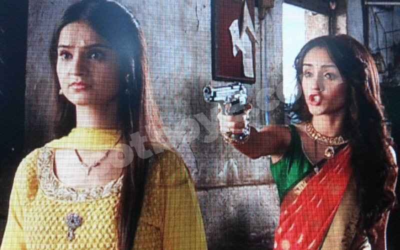 OMG! Meera guns down Vidya in Saath Nibhana Saathiya!!
