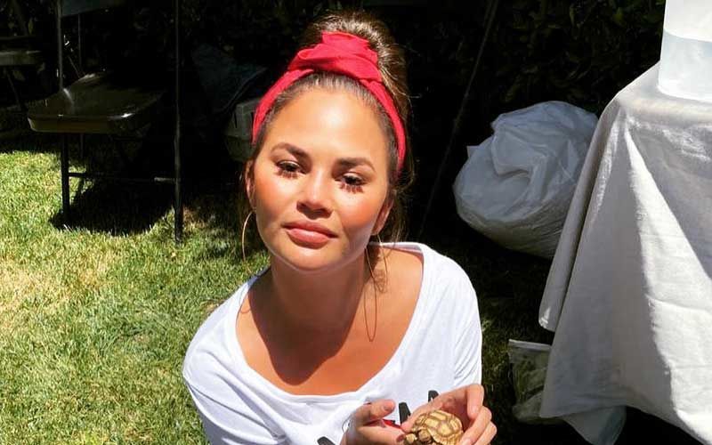 Chrissy Teigen Fangirls After Hilary Clinton Shares Her Emotional Essay About Miscarriage: ‘OMG I Have To Delete The Stupid Videos I Posted’