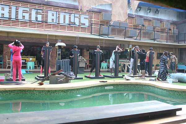 contestants performing the luxury budget task in bigg boss 11