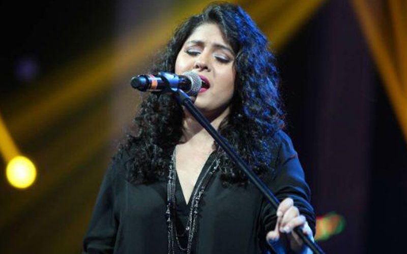 Video: Sunidhi’s oops! Moment during a performance