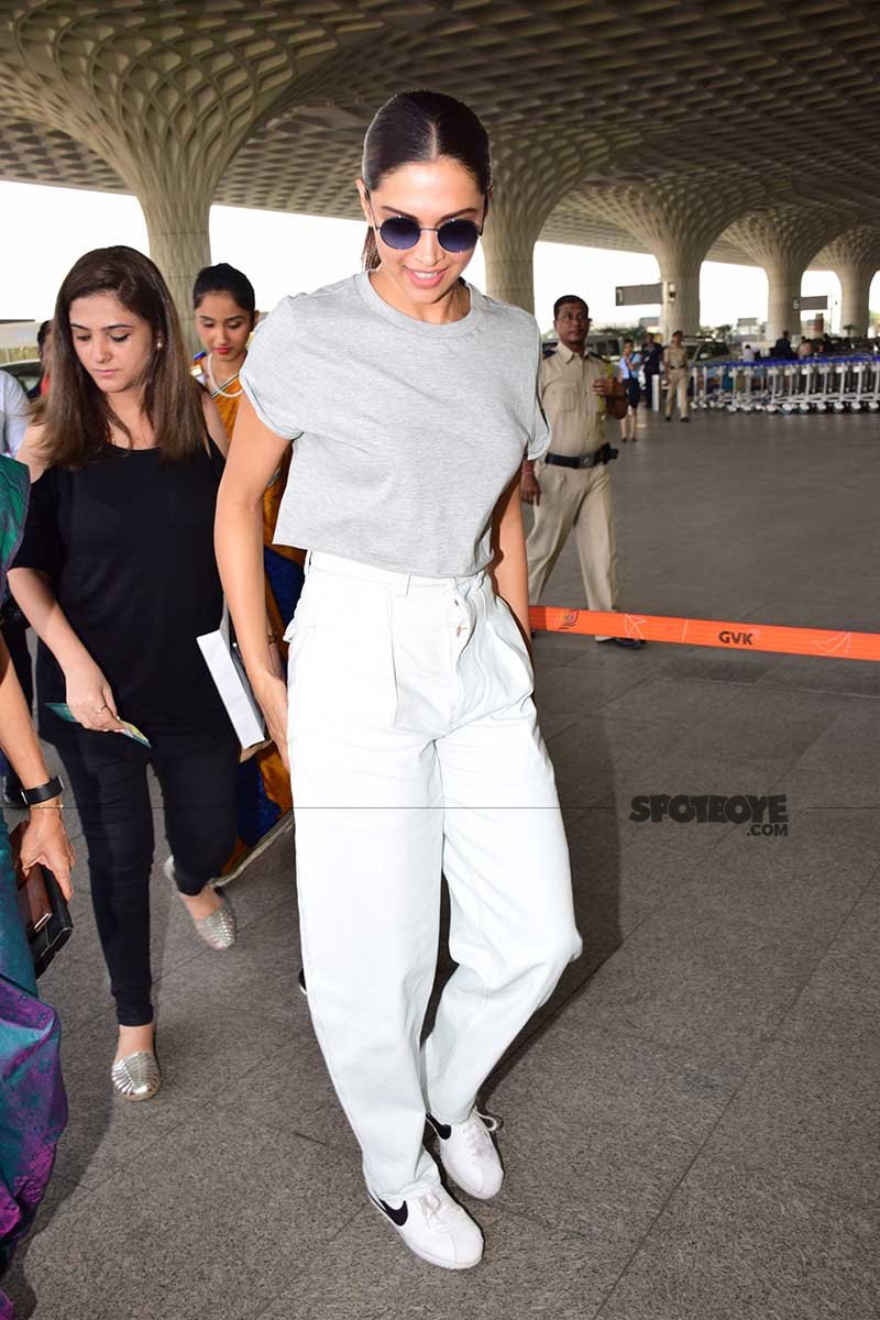 deepika padukone makes way to the airport