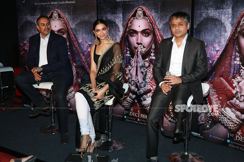 deepika padukone on stage at padmavati 3 d trailer launch