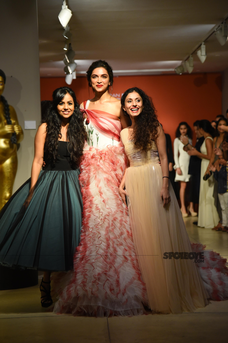 deepika padukone with the designers