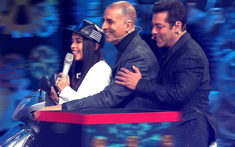 BIGG BOSS 11 LIVE UPDATE: Salman Khan & Akshay Kumar ZIP THROUGH On A SCOOTER With Dhinchak Pooja