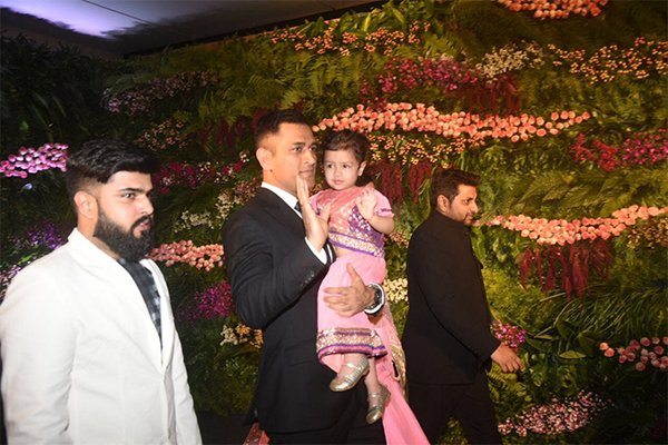 dhoni with daughter ziva