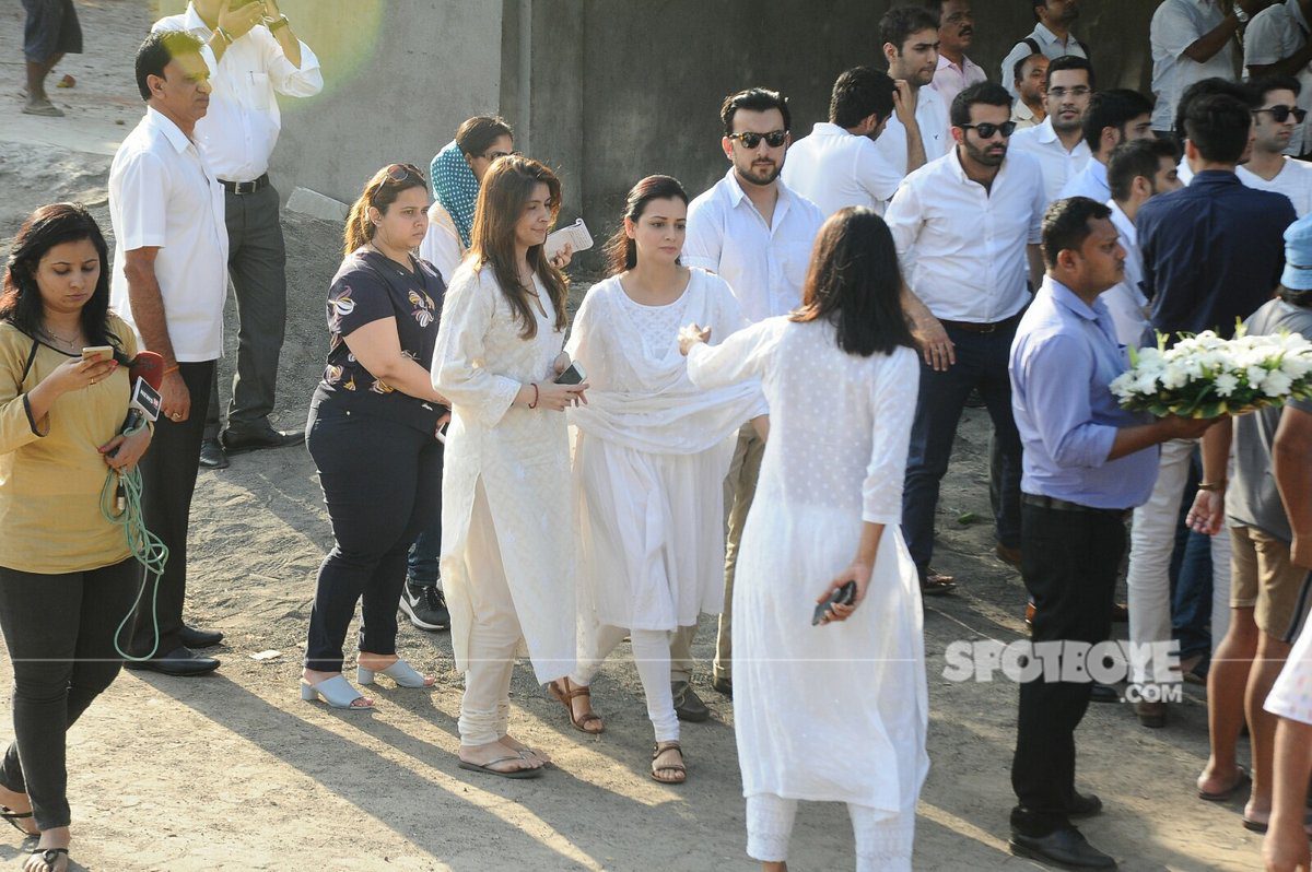 dia mirza at vinod khannas funeral