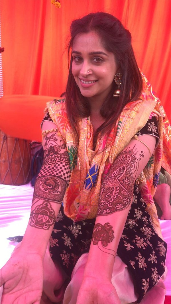 dipika kakar posing with her mehendi